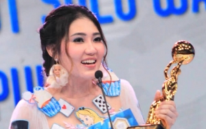 Via Vallen Imut Pakai Anting Boneka dan Gaun 'Alice In Wonderland', Fans Juluki Princess Disney