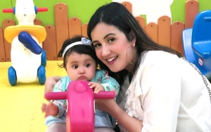 Andi Soraya Pamer Foto Imut Ditemani Ibu 'Bule', Fans: Pantas Putrinya Cantik Kayak Bangsawan