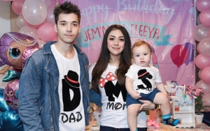 Lucunya Bayi Bule Celine 'Topless' Pamer Perut, Nyengir Ganteng Seperti Stefan William