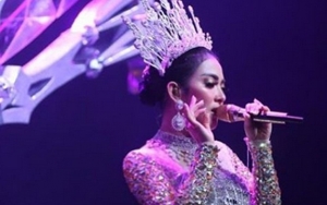 Pakai Anting Super Gede Bak Matahari, Penampilan Cetar Syahrini Banjir Pujian