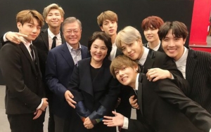 BTS Foto Bareng Presiden Korsel dan Ibu Negara, V Jadi Sorotan Karena Lakukan Ini