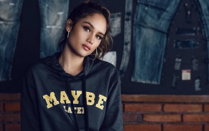 Bagikan Foto Umbar Bahu Mulus, Cinta Laura Bikin Warganet Heboh