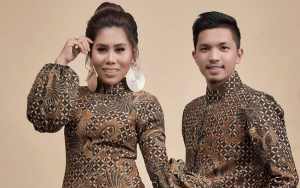 Aura Kecantikan Terpancar Jelang Pernikahan, Gaya Evi Masamba Berkerudung Mirip Ibu Haji