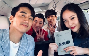 Selfie Seru Saat Syuting 'Player', Song Seung Heon dan Krystal Didoakan Cinlok