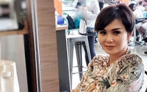 Bergincu Merah, Cantiknya Yuni Shara Unggah Foto Bak Artis Hollywood Era 60-an