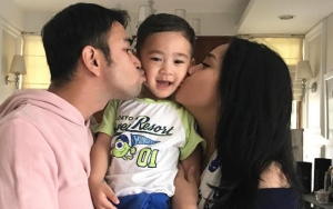 Bikin Hati Adem, Begini Mesranya Raffi Ahmad dan Nagita Temani Rafathar Tidur