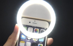 Selfie LED Ring Light Bakal Menerangi Foto Kalian