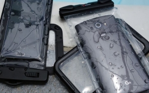 Selfie Dalam Air? Gunakan Waterproof Case Universal