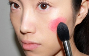 Penggunaan Lipstik Sebagai Blush On dan Eye Shadow Tidak Akan Tahan Lama
