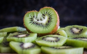 Kandungan Vitamin C Tinggi pada Kiwi untuk Melembapkan Kulit
