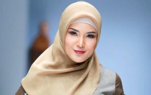 Jadi Model Peragaan Busana Muslim, Cantiknya Nindy Pakai Hijab Bikin Netter Jadi Pangling