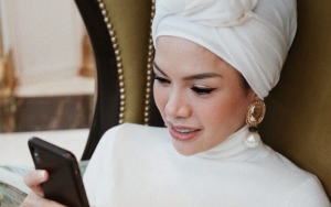Nikita Mirzani Klarifikasi Tudingan Bakal Lepas Hijab