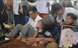 Dihadiri Anak dan Cucu, Intip 6 Potret Suasana Haru Pemakaman Mendiang Titi Qadarsih 