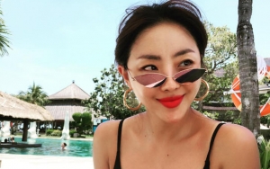 Liburan di Bali, Narsha BEG Pamer Gunakan Blangkon