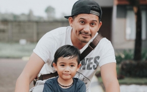 Warisi Bakat Fotografer Sang Ayah, Ryan Delon Bikin Instagram untuk Putranya