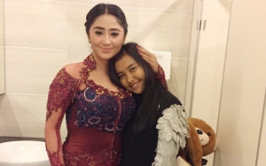 Musuhi Rosa Meldiyanti, 8 Potret Kedekatan Dewi Persik dengan Ponakan Lainnya Ini Bikin Adem