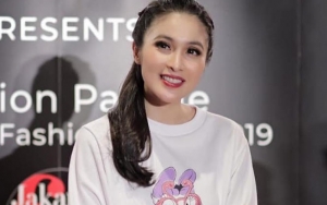 Pulang Kerja Langsung Berputar-Putar Pamer Dress, Sandra Dewi Sukses Bikin Putranya Melongo