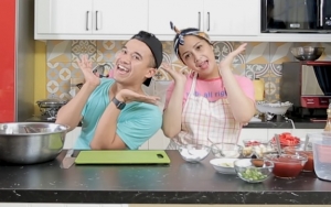 Nagita Slavina Pertama Kali Masak Kepiting, Gaya Centil Anwar Curi Perhatian