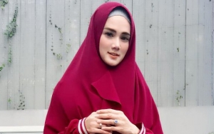 Nyanyi Lagu 'Makhluk Tuhan Paling Sexy', Kostum Panggung Mulan Jameela Diejek Mirip Plastik