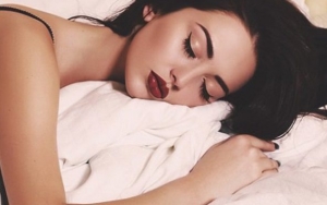 Tidak Membersihkan Make Up Mata Saat Tidur