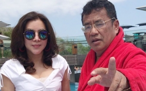 Asisten Cantik Rela Tak Makan Saat Hotman Paris Bicara, Fans: Kalem Kayak Putri Keraton