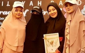 Mulan Jameela Foto Bareng Umi Pipik di Acara Religi
