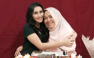 Usai Ketahuan Jadi Admin Instagram Putrinya, Ibunda Ayu Ting Ting Dicibir Lakukan Ini