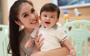 Makin Menggemaskan Di Usia 10 Bulan, Senyum Sumringah Putra Sandra Dewi Jadi Sorotan