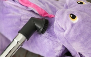 Setelah Kering Sisir Bulu Pada Boneka