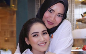 Ibu Ayu Salah Tulis Alhamdulillah Hingga Nempel Pria Saat Umroh, Disindir Kalah dari Ibunda Nagita