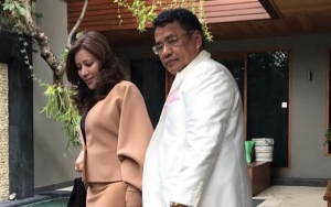 Asisten Cantik Buang Muka Saat Rambutnya Dibelai Hotman Paris, Pamer Reaksi Jijik dan Tekanan Batin?