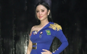 Kesal Perseteruannya dengan Meldi Disebut Settingan, Dewi Persik Tulis Pesan Ini
