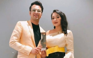 Manisnya Nagita Tegur Ibu Berhijab Saat Motret Rafathar, Tersipu Malu Kepergok Dicium Raffi