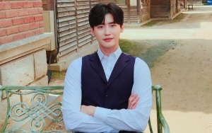 Tiba di Jakarta, Lee Jong Suk Disambut Fans di Bandara