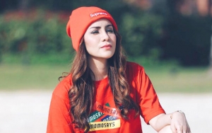 Belum Melahirkan, Momo Geisha Pamer Perut Buncit di Showroom Mobil Mewah