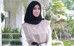 Temani Cucu Liburan, Penampilan Ibunda Raffi Ahmad Jadi Sorotan