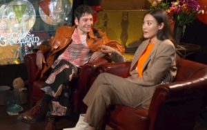 Claudia Kim Diperlakukan Rasis Oleh Reporter, Ezra Miller Kesal 