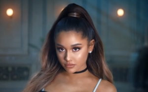 Ariana Grande Lawan Kegelisahan dan Rasa Panik dalam MV 'Breathin'