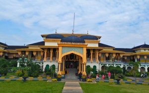 Menjadi yang Terindah, Asyiknya Berwisata ke Istana Maimun di Medan
