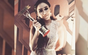 Heboh Isu Nyaman Pacari Produser Beristri, Ayu Ting Ting Kaget Terima Piala Kontroversi Tersilet