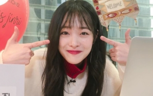 Makan Malam di Restoran Pakai Piyama, Sulli Lagi-Lagi Jadi Bahan Gosip Netter
