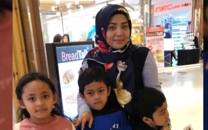 Sudah Dekat, Pacar Berondong Ikut Rayakan Ulang Tahun Anak Muzdalifah
