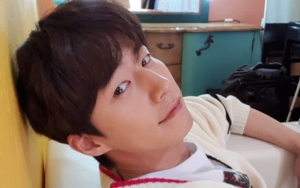 Song Jae Rim Antar dan Bonceng Peserta Ujian Masuk Universitas Naik Sepeda Motor