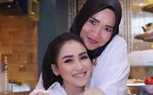Umi Khalsum Pamer Video Ayu Ting Ting Topless Kerokan, Reaksi Warganet 'Sadis'