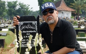 40 Hari Sang Istri Meninggal, Indro Warkop Boyong Asisten Rumah Tangga Ziarah
