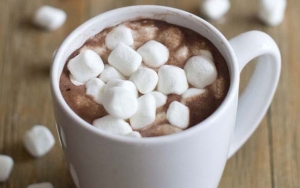 Cokelat Hangat dengan Marshmallow yang Nikmat