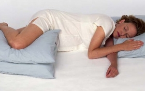Tidur Menyamping dengan Memeluk Bantal di Antara Lutut