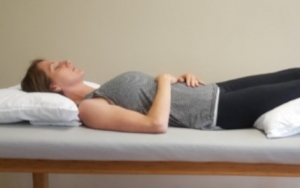 Tidur Telentang dengan Posisi Bantal di Bawah Lutut