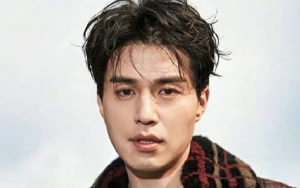 Pose Manly di Majalah, Netter Tak Habis-Habisnya Puji Wajah Ganteng Lee Dong Wook