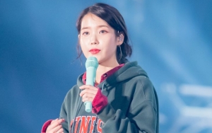 Gaun Super Besar IU Perform 'Through the Night' di Konser Solo Seoul Curi Fokus 